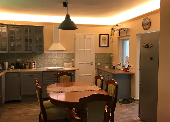 21 Es Fel Fenyo Vendeghaz *